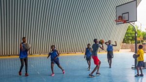 Read more about the article Fundação apoia centro desportivo do Zango 4 com ofertas de materiais desportivos