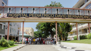 Read more about the article Distribuição de lanche e brinquedos ao hospital pediátrico David Bernardino de Luanda